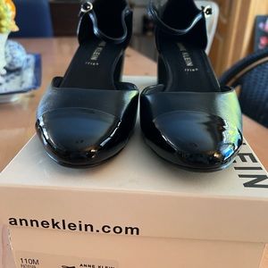 Anne Klein Black Pumps w Patent Leather toes. Womens Size 11 Medium.
